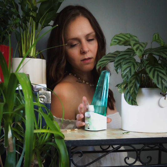 Elevate Your Dabbing Experience with the Cake Glow Electronic Rig: A Comprehensive Review